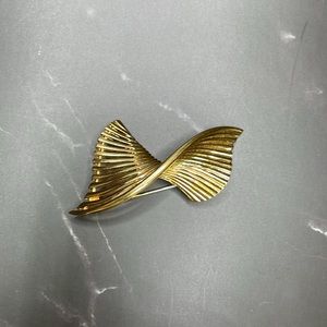 GUC- Vintage Nina Ricci Gold-Tone Bow/ Fan Brooch